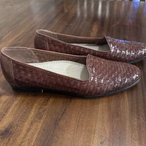 Trotters Liz Slip On Flat Shoes Woven Brown Leather Loafers Womens sz 9